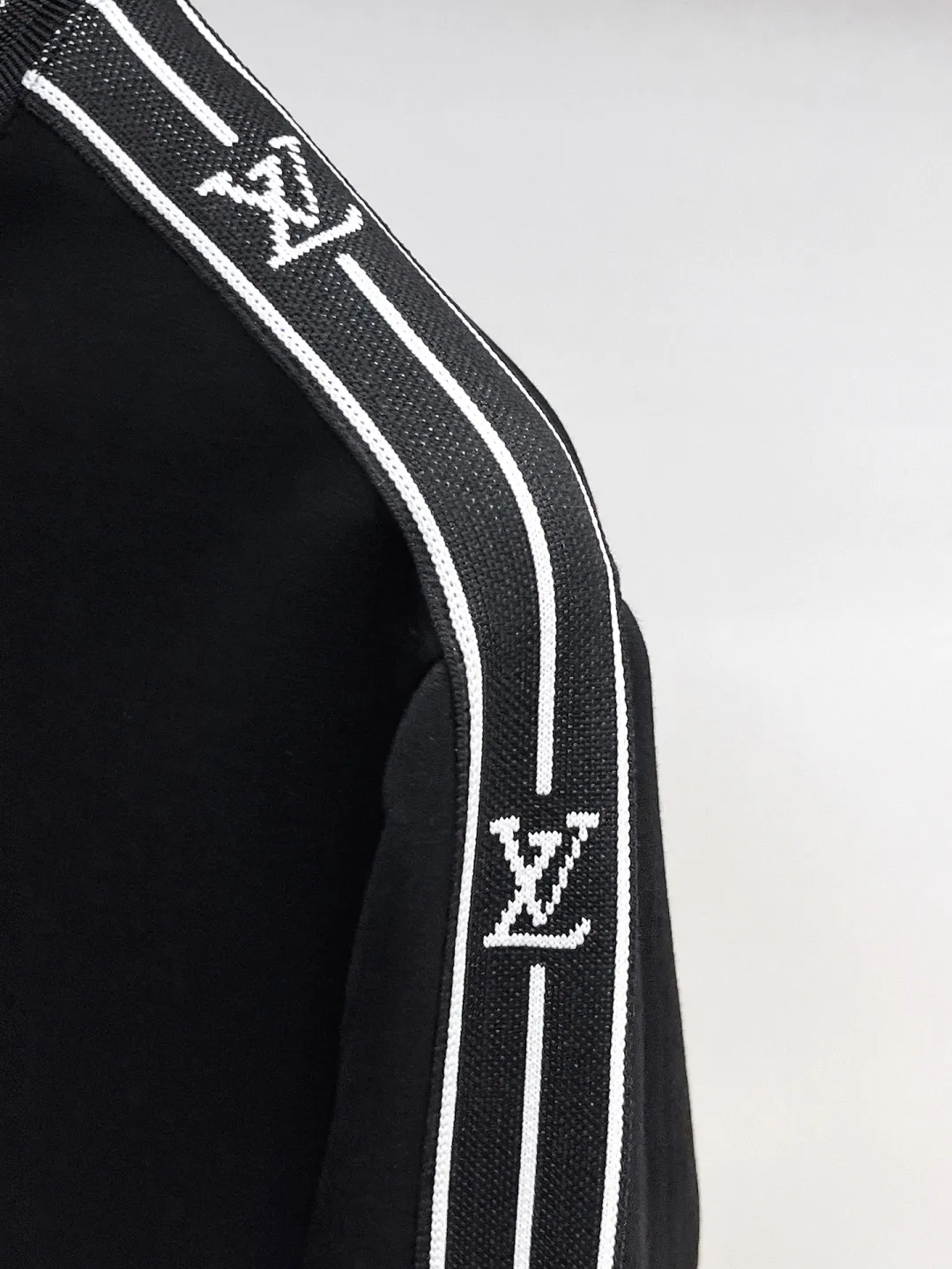🅿️540 LV 2025 autumn and winter new counter, the same casual Tencel cotton fabric suit, breathable, comfortable and casual! Full of high-end feel! The details are exquisite and high-end, and the workmanship is impeccable! The original high-end fabric is very high-end! The fabric is crisp, anti-wrinkle and wear-resistant, warm, neat and stylish. Everyone must buy a set this autumn and winter. They must look cool and cool when wearing it. This is a model that we highly recommend! M-3XL